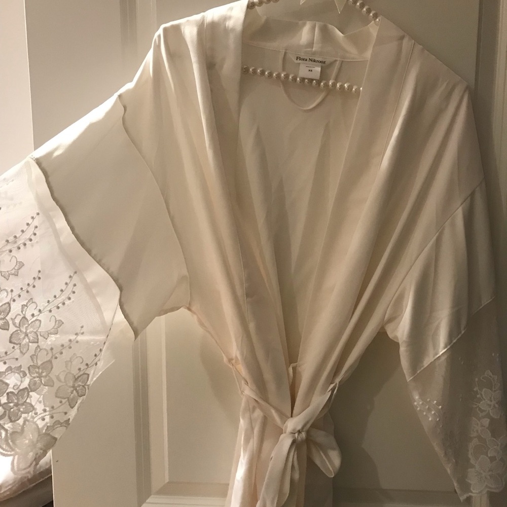 🔥🔥NWT🔥🔥WHITE LACE BRIDAL ROBE